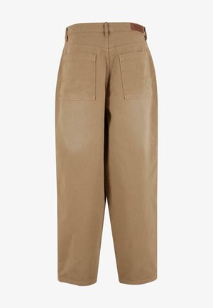 Beige Baumwollhosen mit lockerer Passform, ausgestattet mit zwei Gesäßtaschen und einem Taillenschild. Der Stoff hat eine glatte Textur und minimale Details.