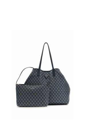Deux sacs Guess à carreaux bleus et noirs, un grand cabas avec de longues poignées et une petite pochette zippée.