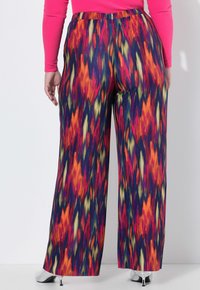 Pantalones de pierna ancha multicolores con un vibrante patrón abstracto en tonos de rosa, naranja y púrpura; tejido texturizado; cinturilla elástica; de tiro alto.