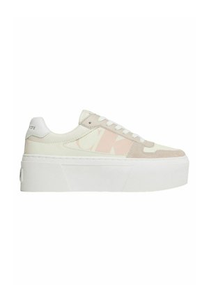 Sneaker platform bianchi con dettagli rosa chiaro, materiali in pelle liscia e suede, punta tondeggiante e suola in gomma texturizzata.