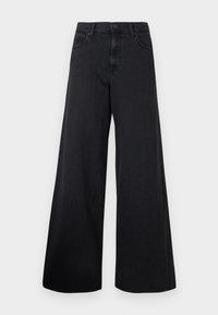 Mustad laiad denim püksid kõrge vöökoht ja esipaneeliga nööbid, esitatud lihtsa tausta ees.