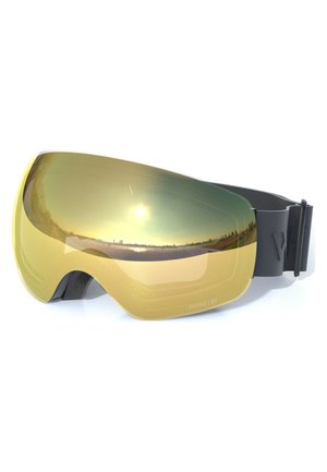 Skibrille mit gelblicher Tönung und schwarzem verstellbarem Band, die einen Sonnenuntergang über einer Stadtsilhouette und einem Gewässer reflektiert.