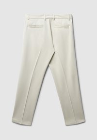 Cremfarbene Hose mit maßgeschneidertem Design, glatter Textur und zwei Gesäßtaschen. Sie verfügt über einen flachen Bund und scharfe Falten.