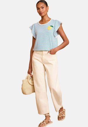 Ribaga sinine ja valge puuvillane crop top, ruffled varrukatega ja sidruni tikandiga; koos kõrge vöökohaga beežide laiaräbaste pükstega ja kootud kotiga.