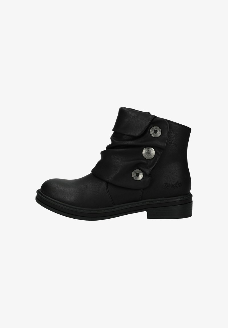 Botines de cuero negro con diseño plegado, con tres botones metálicos decorativos en el lateral y un tacón bajo y apilado.
