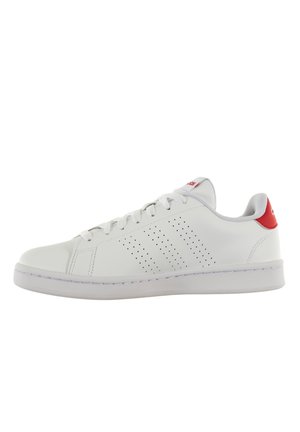 Zapatilla de cuero blanca con acentos rojos, cordones planos, detalle perforado en los laterales, punta redonda y suela de goma. Diseño simple y deportivo.