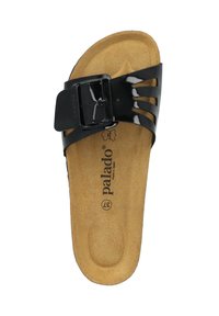 Schwarze Lack-Slide-Sandale mit einem breiten Riemen, der ein durchbrochenes Design und eine Schnalle aufweist, auf einem braunen strukturierten Fußbett mit der Markierung "palado".