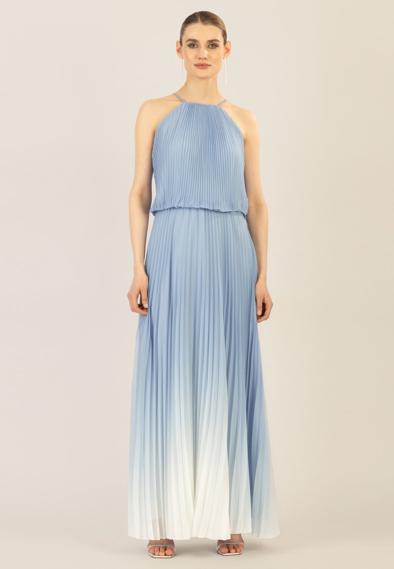 Vestido maxi plisado con cuello halter en degradado de azul a blanco. Confeccionado en un tejido ligero, presenta un detalle en la cintura y una falda fluida.