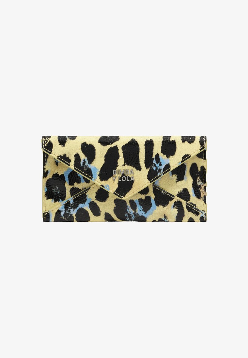 Billetera de estampado de leopardo en tonos amarillos y negros con detalles en azul, que presenta una superficie texturizada y un diseño plegable. Detalle del logo en plata visible.
