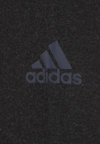 Tessuto nero opaco con un logo Adidas blu navy a effetto matte, caratterizzato da tre strisce e dal nome del marchio in minuscolo sottostante.