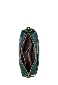 Zelená kožená taštička se zlatým zipem, zdobená květinovou výšivkou. Uvnitř obsahuje tři přihrádky s růžovým puntíkovaným podšívkou.