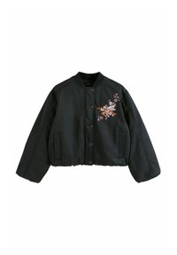 Zwarte cropped bomberjack met drukknoopsluiting, ribbelkraag en zakken, met roze bloemen- en draakborduurwerk op de borst.