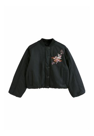 Sort cropped bomberjakke med trykknapper, ribbet krave og lommer, med pink blomster- og dragebroderi på brystet.