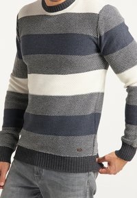 Maglione a righe in navy, grigio chiaro e crema, con colletto e polsini a coste, realizzato in tessuto testurizzato con design aderente.