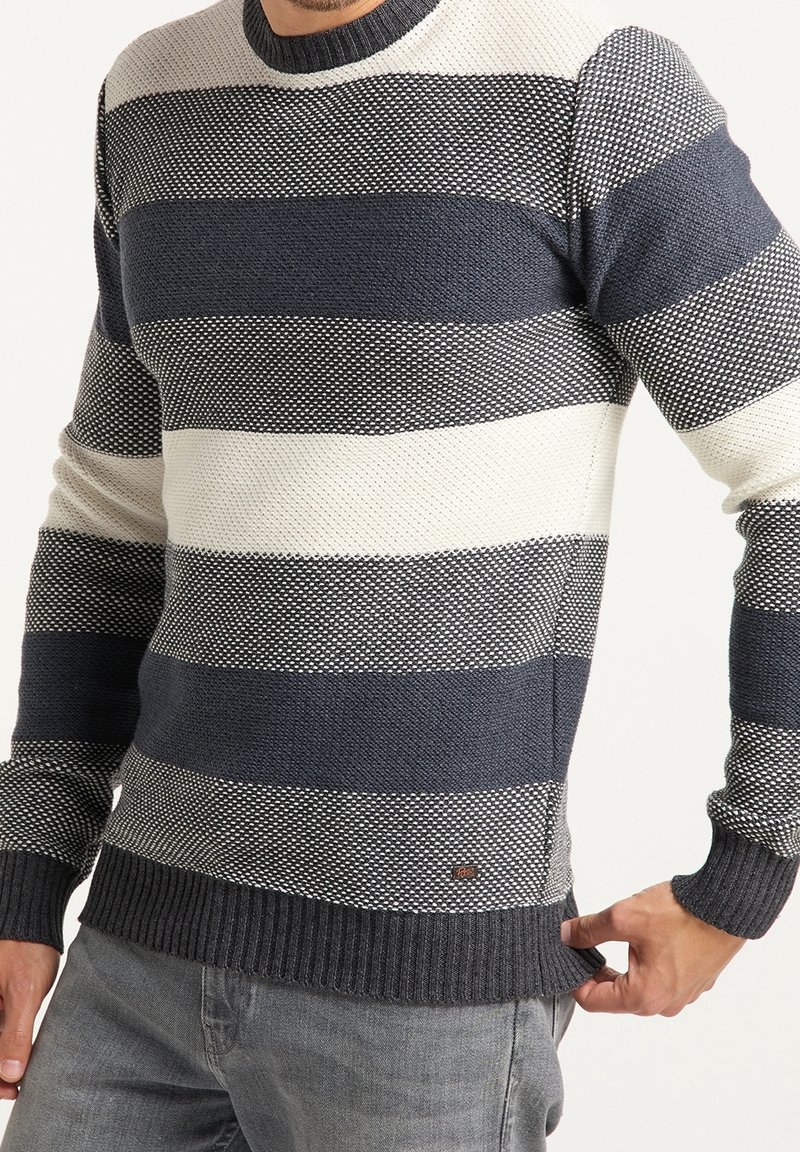 Maglione a righe in navy, grigio chiaro e crema, con colletto e polsini a coste, realizzato in tessuto testurizzato con design aderente.