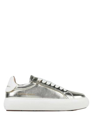Low-top sneaker met metallic zilverkleurig leren bovenwerk, witte veters, dikke witte zool en "Alexander Smith" branding aan de zijkant en hiel.