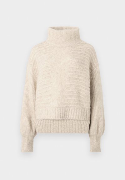 Kremfarvet rullekravesweater med ribbet kant og tekstureret strikdesign. Har løse, lange ærmer og et blødt, hyggeligt udseende.