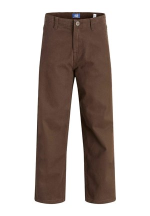 Pantalon marron à jambes droites avec passants de ceinture, bouton à l'avant et fermeture éclair, présenté sur un fond blanc uni.