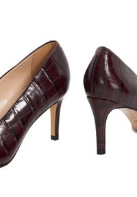 Escarpins en cuir verni bordeaux avec une texture crocodile, bout pointu et un élégant talon de 3 pouces. Accent noir sur le talon.