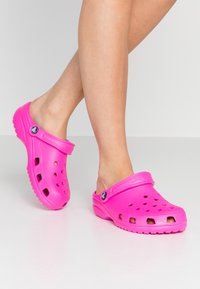 Crocs CLASSIC UNISEX - Klumpaitės - electric pink
