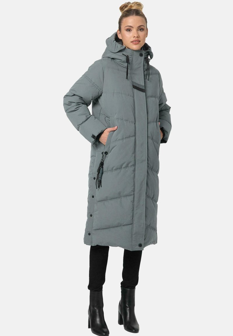 Abrigo puffer largo y gris con capucha, con diseño acolchado, bolsillos laterales y cordón ajustable. Tiene cierre de botones y un corte holgado.