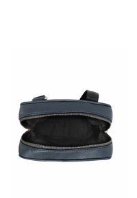 Granatowa skórzana torba na zamek błyskawiczny o płaskim wzorze, otwarta, ujawniająca czarne wnętrze. Posiada tkaninowy uchwyt oraz metalowe akcenty zamka.