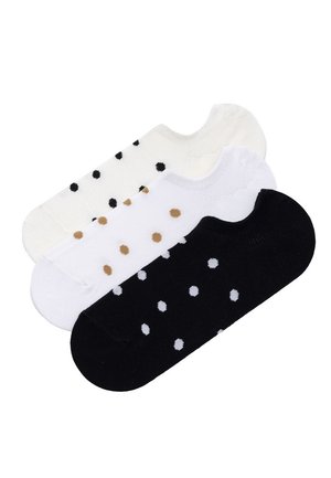 Trzy skarpetki typu no-show: biała z czarnymi kropkami, biała z brązowymi kropkami oraz czarna z białymi kropkami, ułożone jedna na drugiej na białym tle.