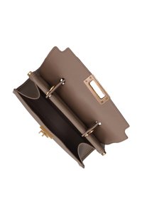 Interno della borsa in pelle marrone con un design aperto, caratterizzato da due scomparti, hardware dorato e un accento testurizzato sulla chiusura.