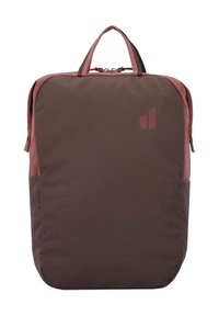 Mochila marrón y color rosa con un acabado suave y forma rectangular. Cuenta con un asa en la parte superior y un detalle de logo en la parte frontal.