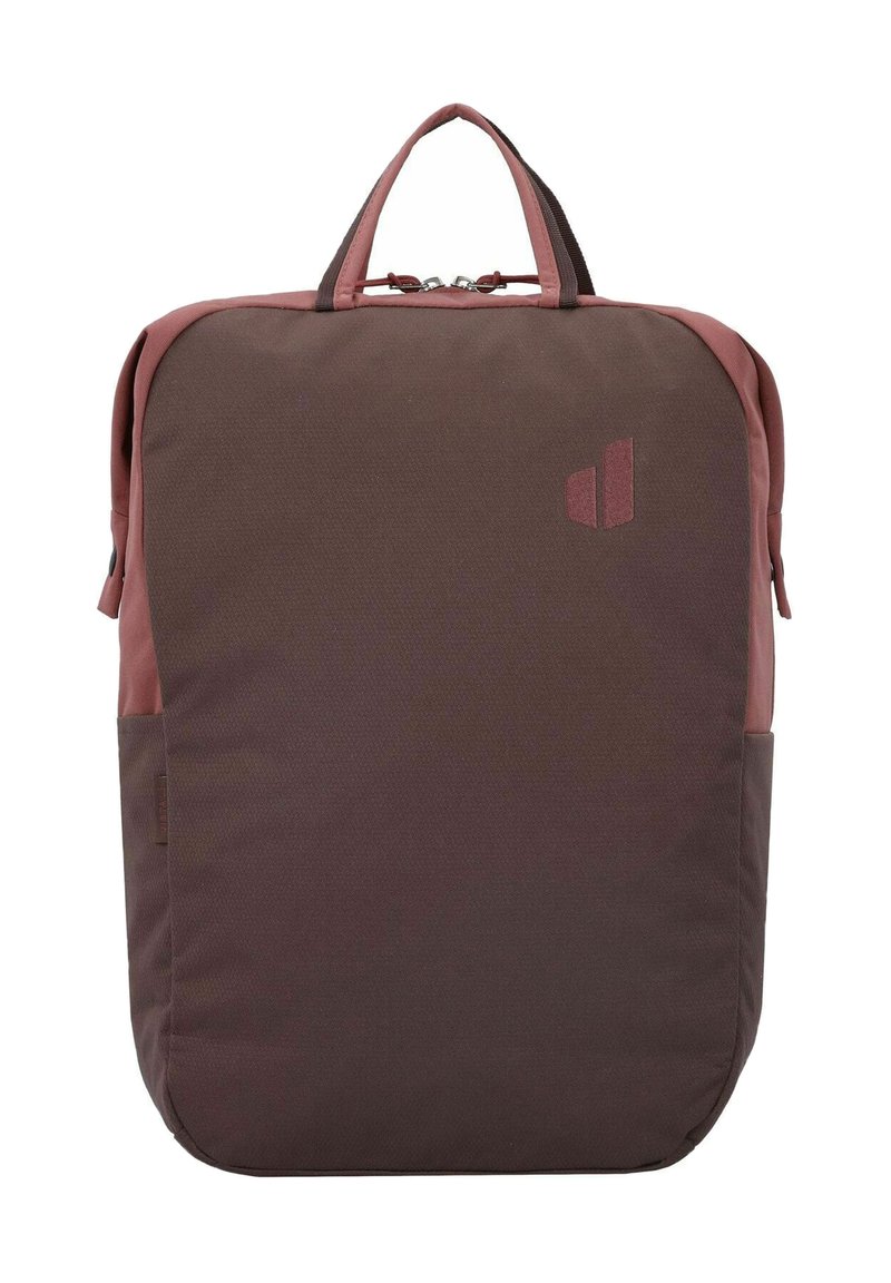 Mochila marrón y color rosa con un acabado suave y forma rectangular. Cuenta con un asa en la parte superior y un detalle de logo en la parte frontal.
