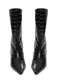 Stivaletti alla caviglia neri e lucidi con motivo coccodrillo, punta appuntita e silhouette aderente con finitura testurizzata.