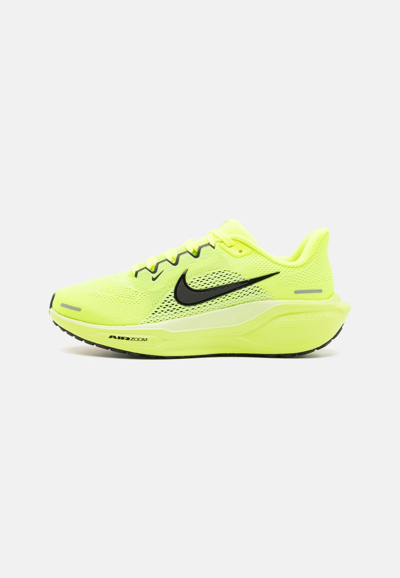 Kirkkaan keltainen Nike Air Zoom juoksukenkä mustalla swoosh-logoilla ja pehmeällä pohjalla valkoisella taustalla.