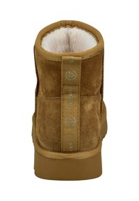 Braune Wildleder-Stiefelette mit einer weichen weißen Fütterung, flacher Gummisohle und einem dekorativen Stoffziehriegel an der Rückseite.