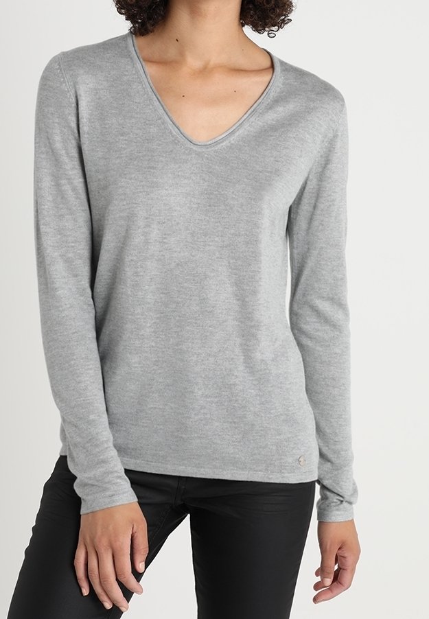 Šedý svetr s dlouhými rukávy a výstřihem do V, vyrobený z měkkého materiálu, s volnějším střihem a jemným logem na lemu.