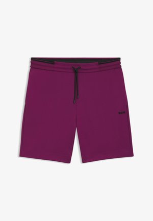 Paarse sportshorts van gladde stof, met een zwarte trekkoordtaille en een klein zwart logo rechtsonder.