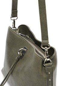 Borsa verde oliva con superficie texturizzata, hardware argentato, chiusura superiore con zip, tracolla regolabile e sottili decorazioni laterali.