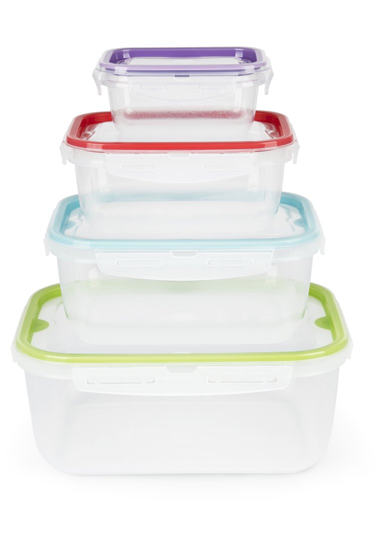 Vier transparente Plastikbehälter für Lebensmittel, die nach Größe gestapelt sind, jeder mit einem farbigen Deckel zum Einklipsen: lila, rot, blau und grün.