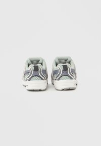 Αθλητικά παπούτσια με επάνω μέρος από διχτυωτό υλικό, σε γκρι και ανοιχτό μπλε χρώμα, με ενισχυμένη φτέρνα και υφή στην σόλα για καλύτερη πρόσφυση.