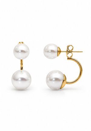 Boucles d’oreilles doubles en perles dorées avec une puce de perle et une perle plus grande suspendue en dessous sur une barre en or incurvée.