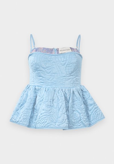 Top peplum de culoare bleu deschis, din material matlasat cu modele intricate, cu bretele subțiri, fermoar expus pe spate și un detaliu din plasă ribbed pe decolteu.