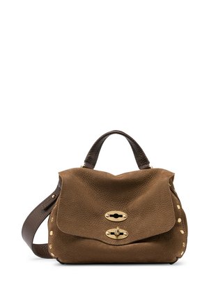 Borsa a mano in pelle marrone texturizzata con chiusura a patta, fermagli a scatto dorati, manico superiore e tracolla con borchie dorate.