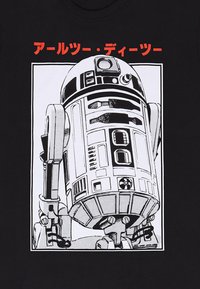 Černé tričko s grafikou droida v bílé barvě s detailními liniemi a akcenty, doplněné červeným japonským textem nad obrázkem.