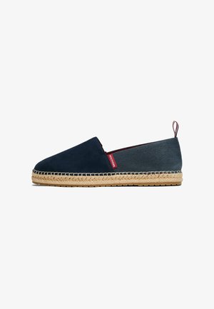 Alpargatas de lona azul marino con parte delantera de ante, media suela de yute trenzado y etiqueta roja; con punta redonda y diseño de perfil bajo.