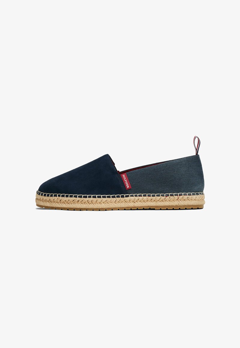 Espadrillas slip-on in tela navale con parte anteriore in suede, suola intermedia in juta intrecciata e etichetta rossa; punta rotonda e design a profilo basso.