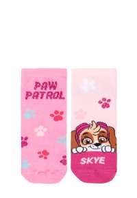 Calzini di cotone rosa con testo "PAW PATROL" e motivi di impronte di zampe giocose su uno, e un cane cartoon con il nome "SKYE" sull'altro.