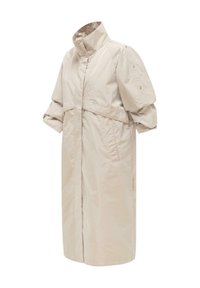Beżowy długi płaszcz trencz z wysokim kołnierzem, krótkimi rękawami zapinanymi na napy, kieszeniami bocznymi oraz ukrytym zapięciem na guziki z przodu.