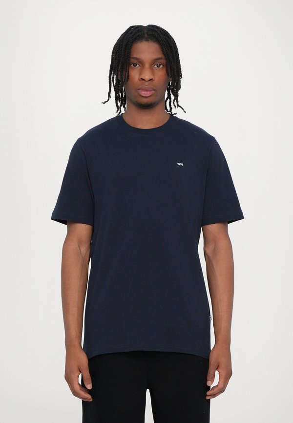 ESSENTIAL SAMI CLASSIC - Basic T-shirt - salute