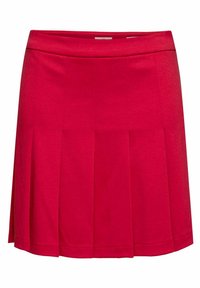 Jupe plissée rouge en tissu extensible, dotée d'une taille plate et d'une texture lisse, avec des coutures subtiles courant verticalement.