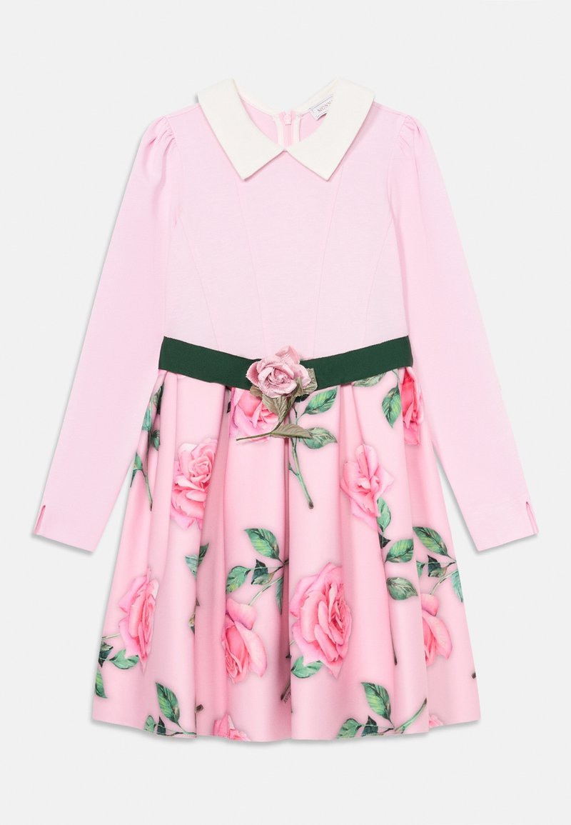 Robe rose à manches longues avec col blanc, ceinture verte à la taille avec rose en tissu, et jupe décorée de motifs de roses roses et de feuilles vertes.