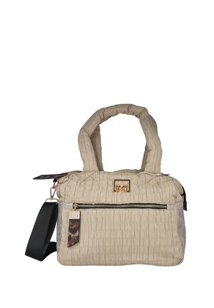 Bolso beige con textura, asas acolchadas, bolsillo delantero con cremallera y tirador con estampado de leopardo, logo dorado y correa de hombro negra ajustable.